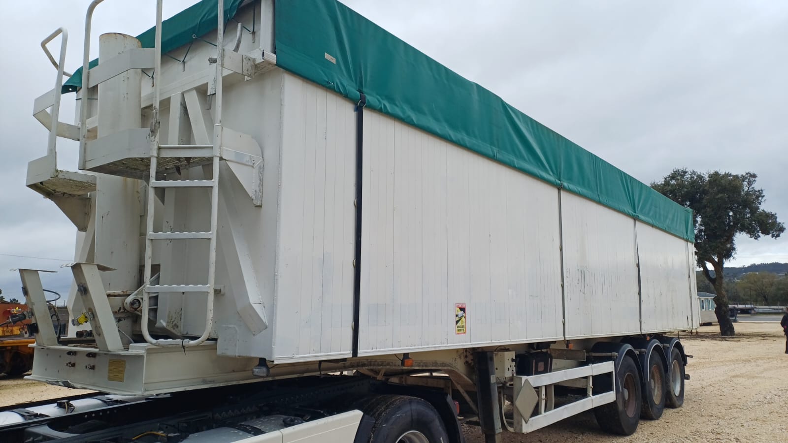 Reboque basculante marca trailer. Ano 1999